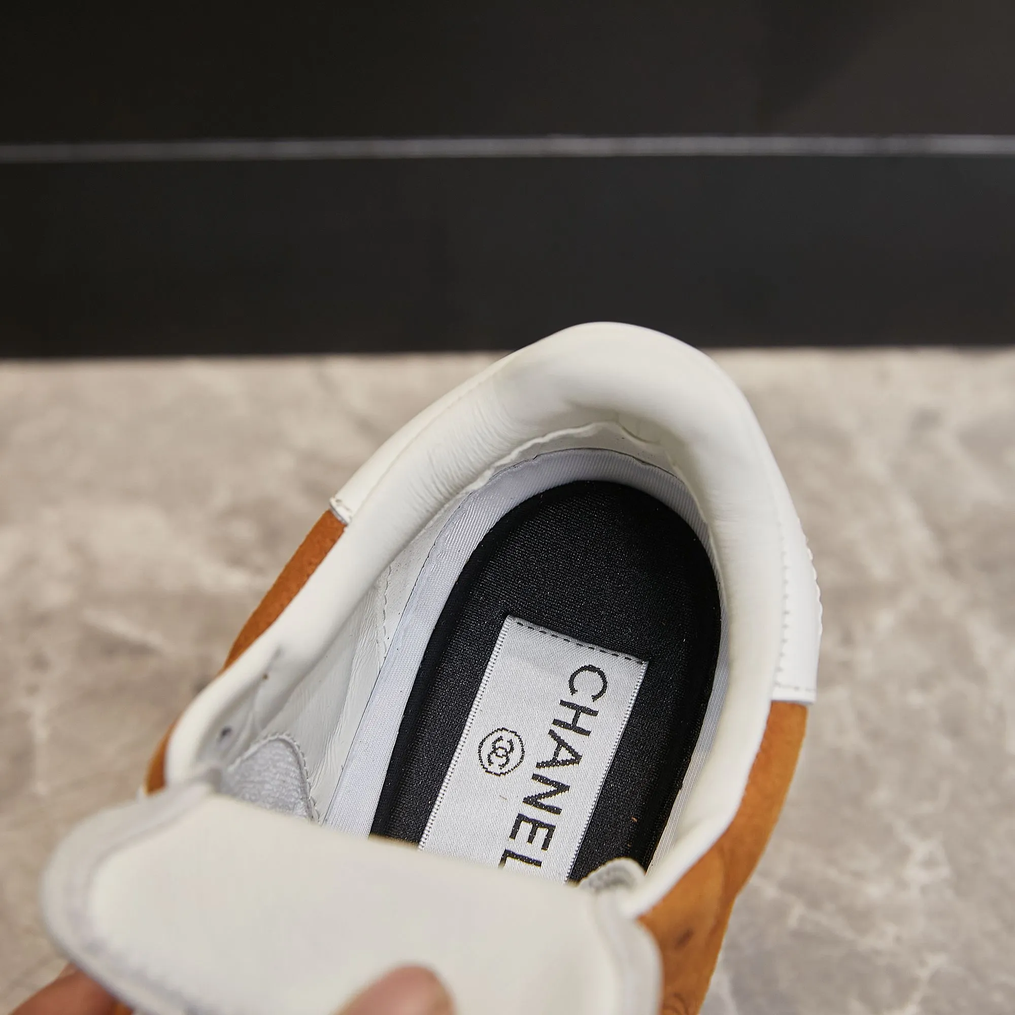 👟👟Ex-factory price 560👟👟 Chanel Chanel - 2024 counter top casual sports shoes This classic design; the upper is electro-embroidered with a variety of techniques; the outsole is fashionable and sporty; it is unusual to incorporate a variety of color matching elements... The diversified mix and match is very beautiful and versatile, casual, fashionable, sports and outdoor can be taken into account... ꫛꫀꪝ Go➫ Material: ❶Upper is made of: Original imported mixed-breed sheep ❷Inside made of: original imported breathable sheepskin ❸Outsole based on: original TPU outsole Full set of boutique packaging for women 35–41